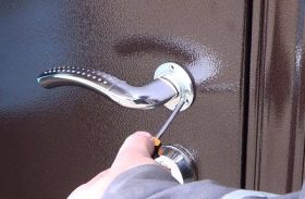 Замена дверной ручки металлической двери в Абакане