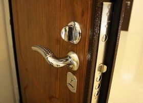 Замена входной двери в квартире в Абакане